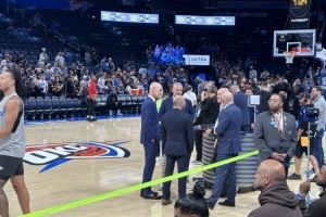 万众瞩目！揭幕战卫冕冠军迎战火箭 NBA总裁亚当-萧华现场观战