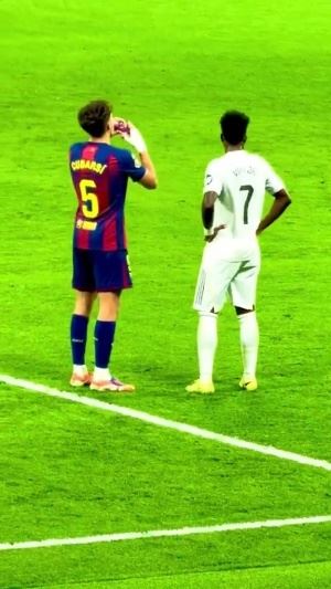 刚好我也口渴😄！国家德比时维尼修斯与库巴西分享一瓶水