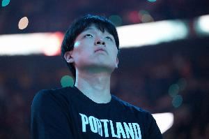 记者：南湾湖人内线储备丰富 杨瀚森得像吕布一样连战三英